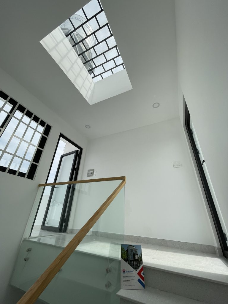 khung sắt bảo vệ giếng trời
