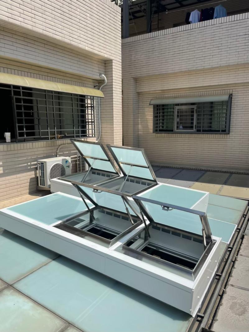 kính giếng trời là gì