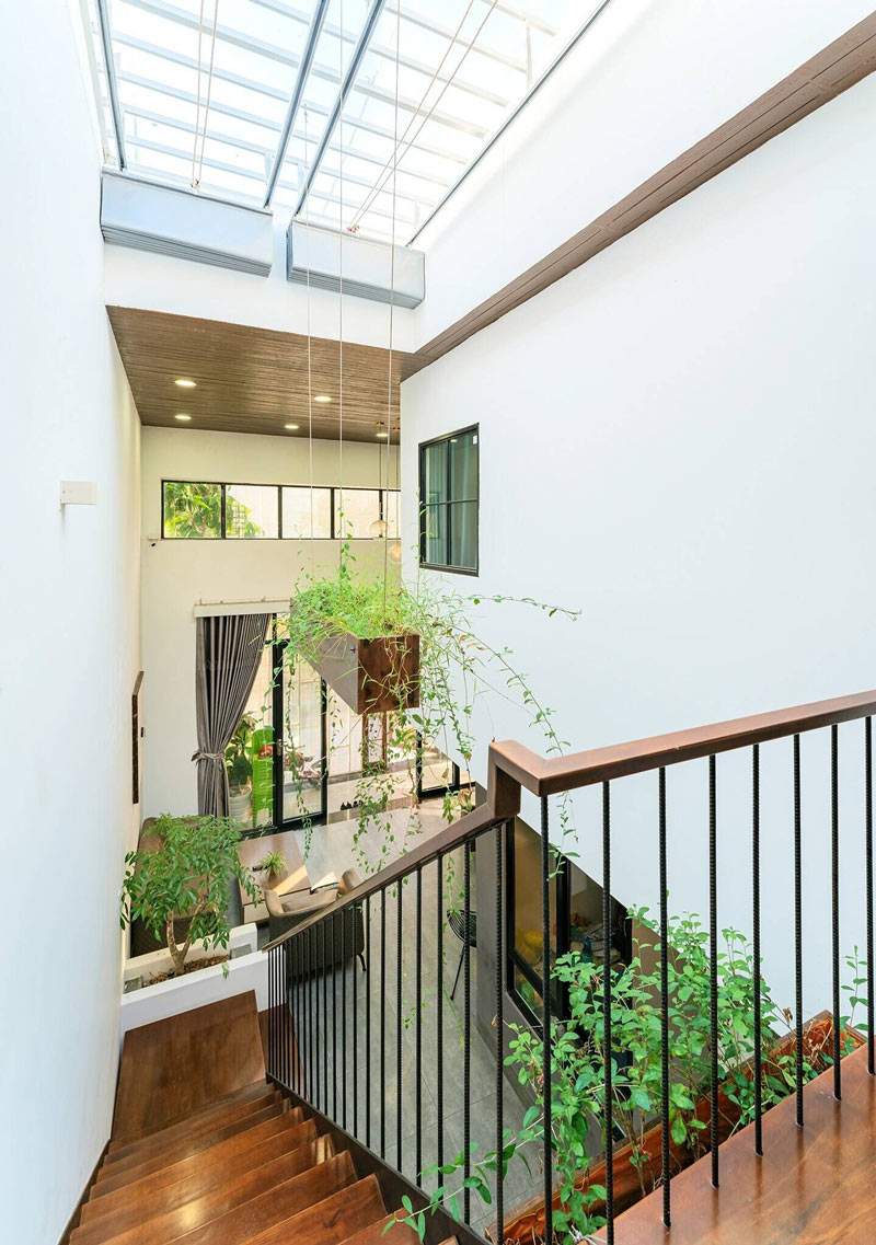 tay vịn cầu thang dưới giếng trời