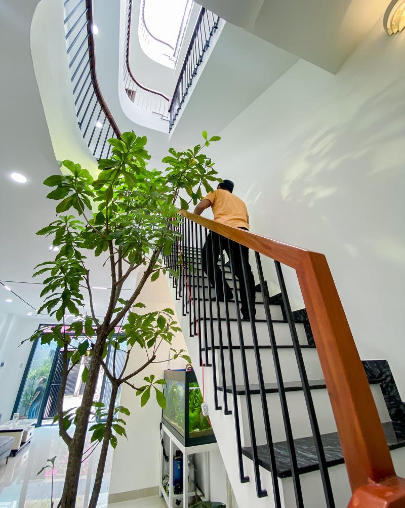 bố trí tay vịn cầu thang dưới giếng trời