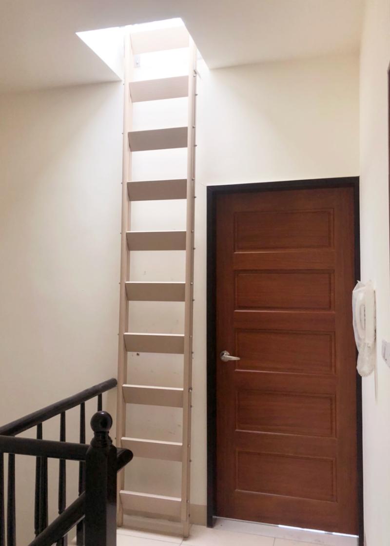 thiết kế tay vịn cầu thang dưới giếng trời