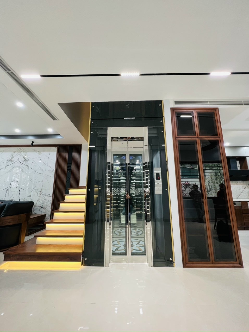 thông gió cho thang máy lồng kính